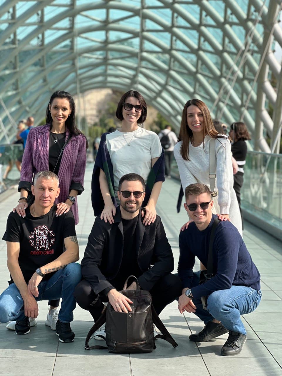 Друзья на фоне монастыря Нораванк и гор в Армении